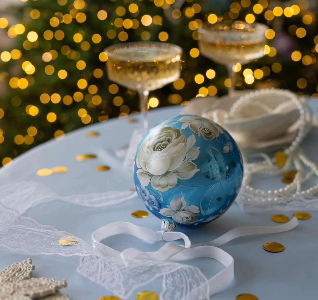 Шар на столе