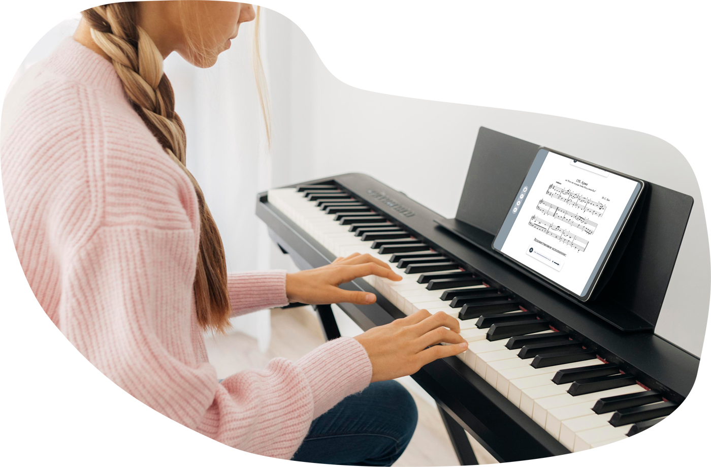 Девочка играет на фортепиано