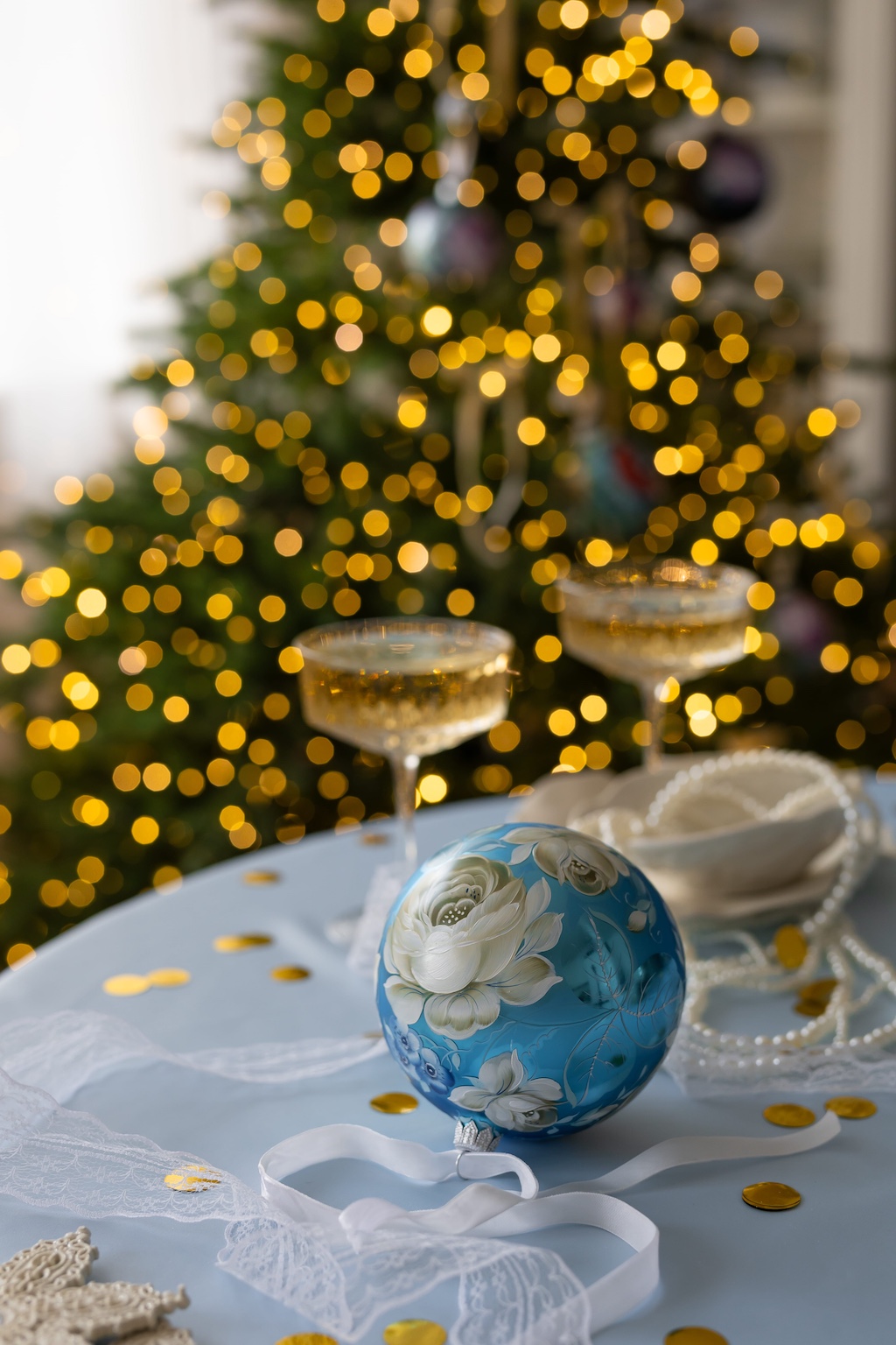 Шар на столе