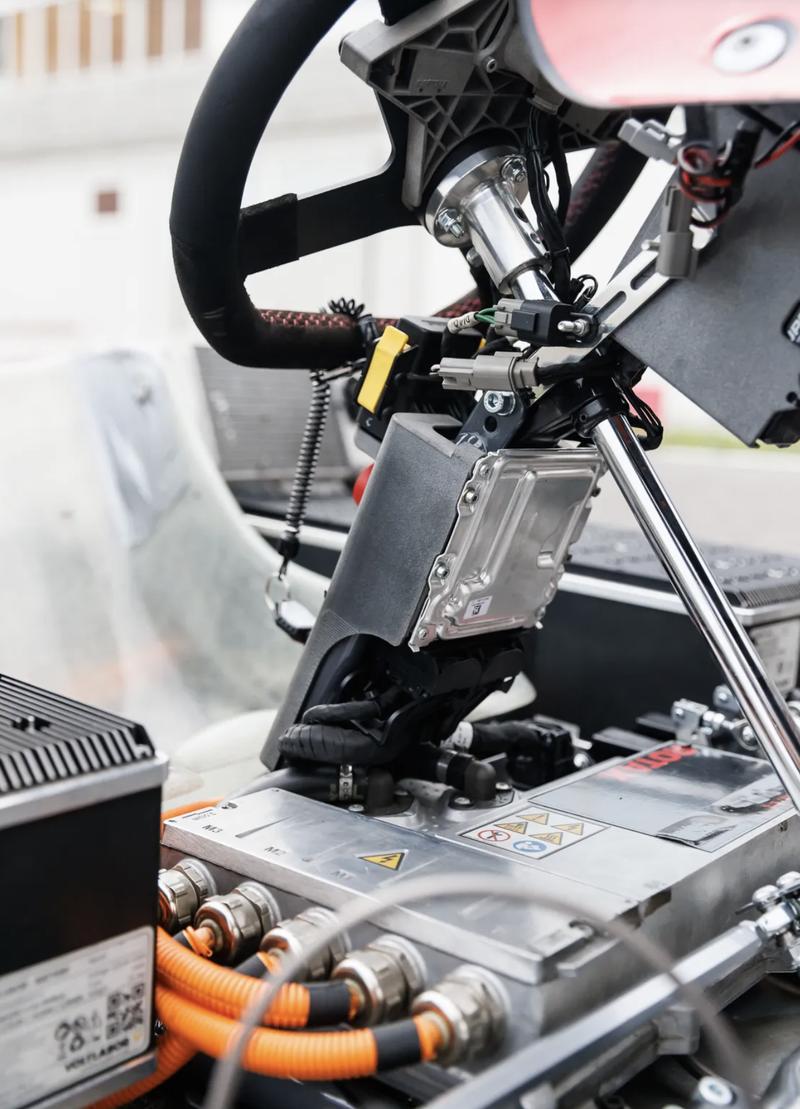 Инвертор и блок управления Rotax E20 под рулём карта