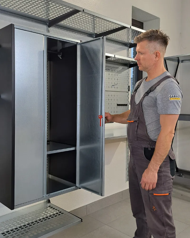 Закрытый шкаф для инструментов в гараже