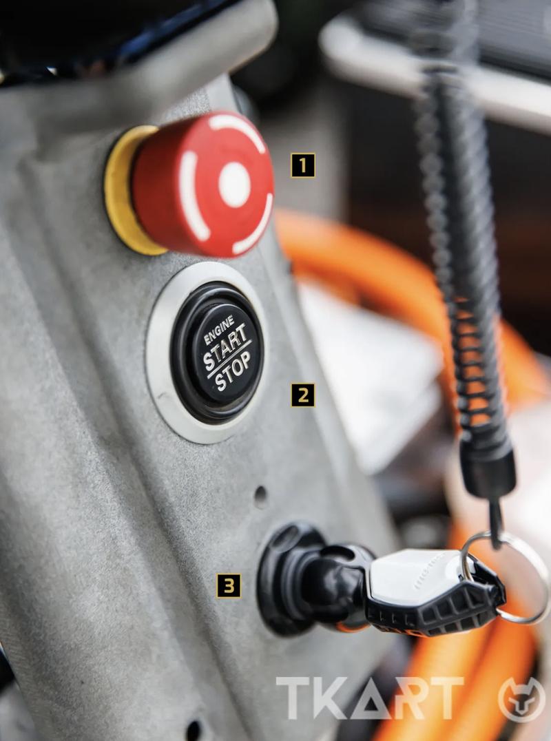 Блок управления Rotax E20 &mdash; кнопка аварийного отключения и замок зажигания