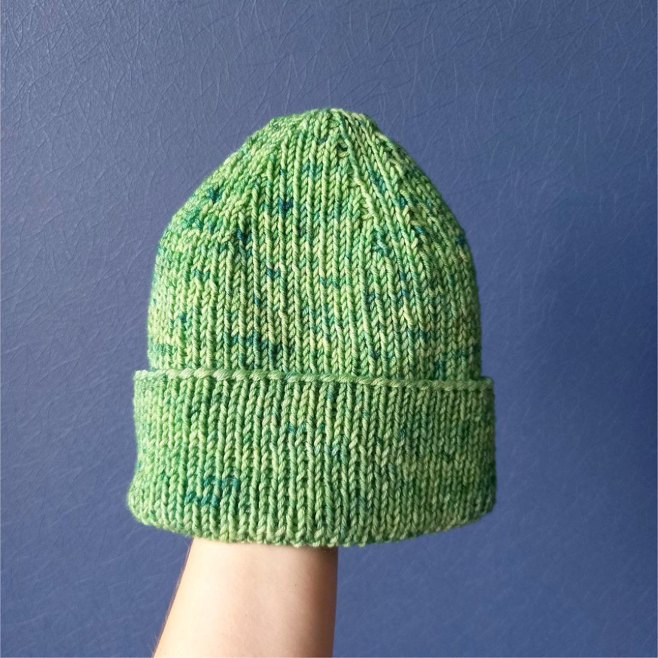 Шапка резинкой 1х1 махер. Макушка шапки резинкой 2х2. Шапка 2х2 резинка убавки. Как связать макушку шапки резинкой 1 1. Шапка бини резинкой 1 на 1.