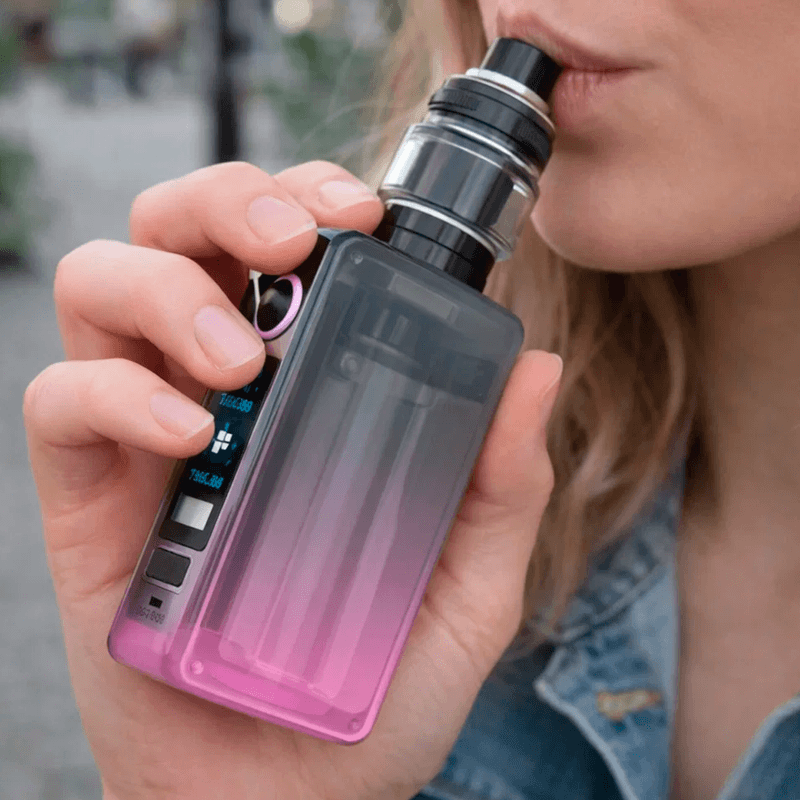 Девушка курит Lost Vape Centaurus N200