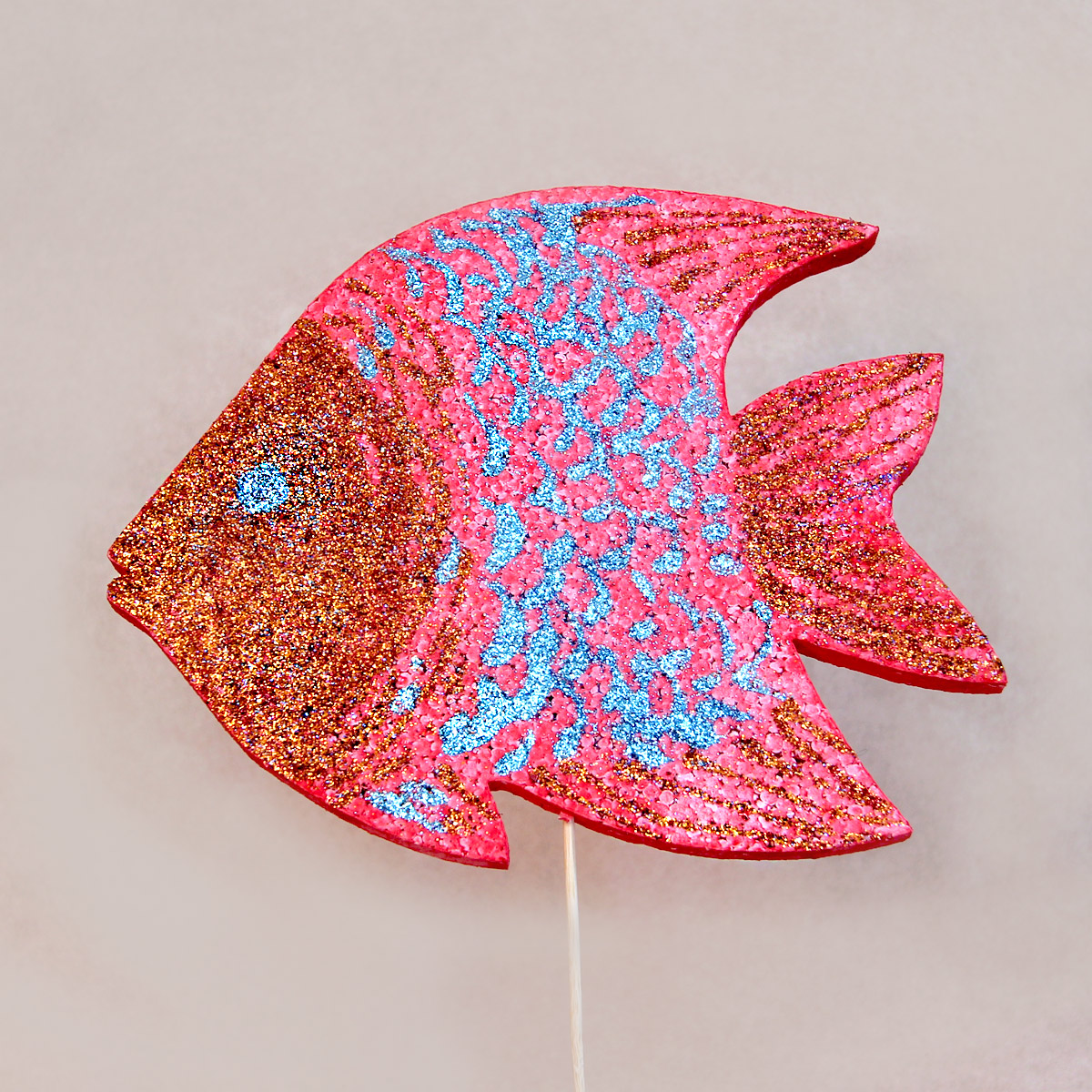 Декорированная рыбка из пенопласта