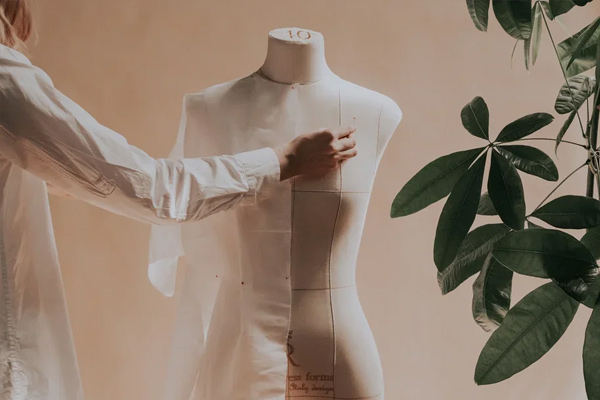 Портновский манекен Моника помогает конструировать одежду.
