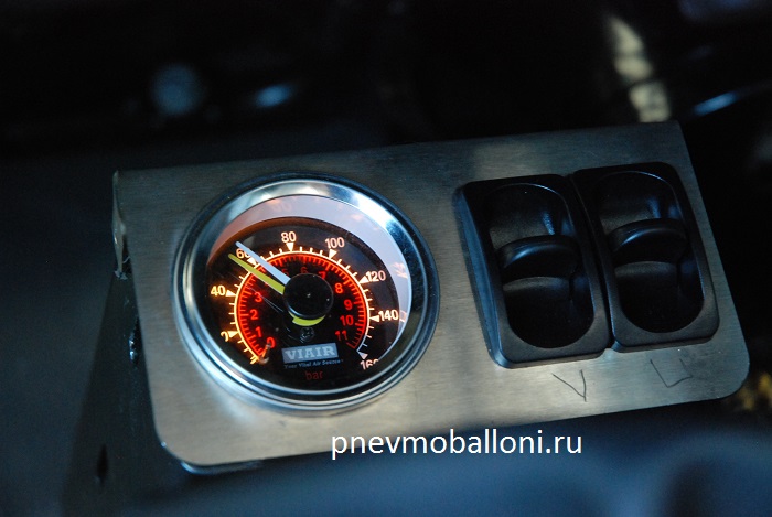 iveco_daily_s_pnevmoy_manometr_i_knopki.jpg