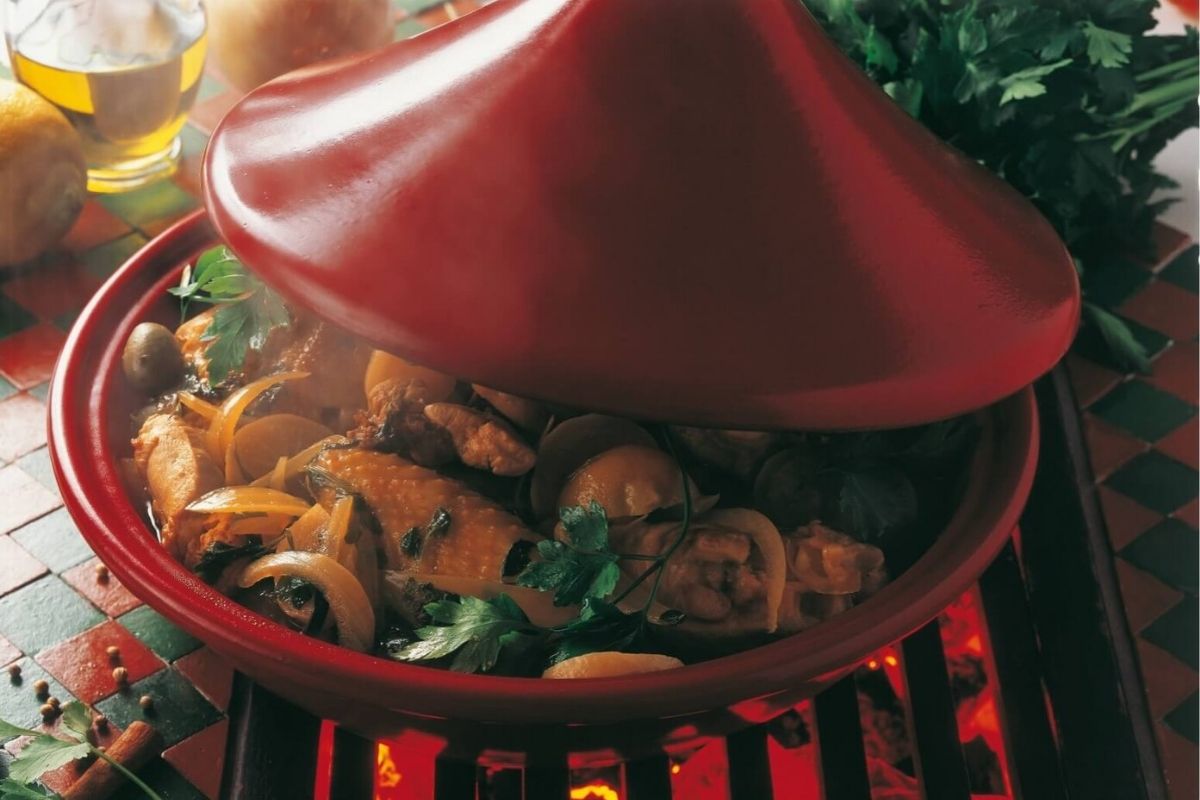 Тажин из цыпленка с лимоном, медом, оливками и свежими овощами