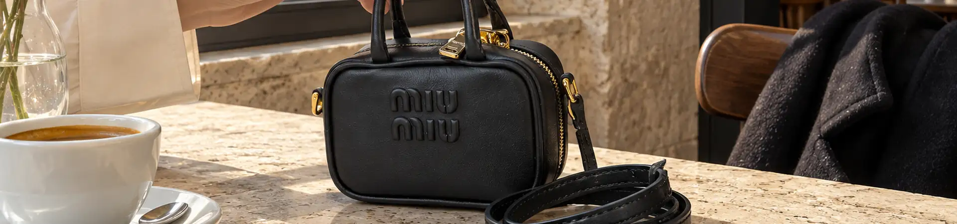 Сумка с ручками тёмно-серая от Dior Lady Dior BP5-409491 в lifestyle-сцене к статье «Телефон, ключи, карточки: примеряем компактную женскую сумку»