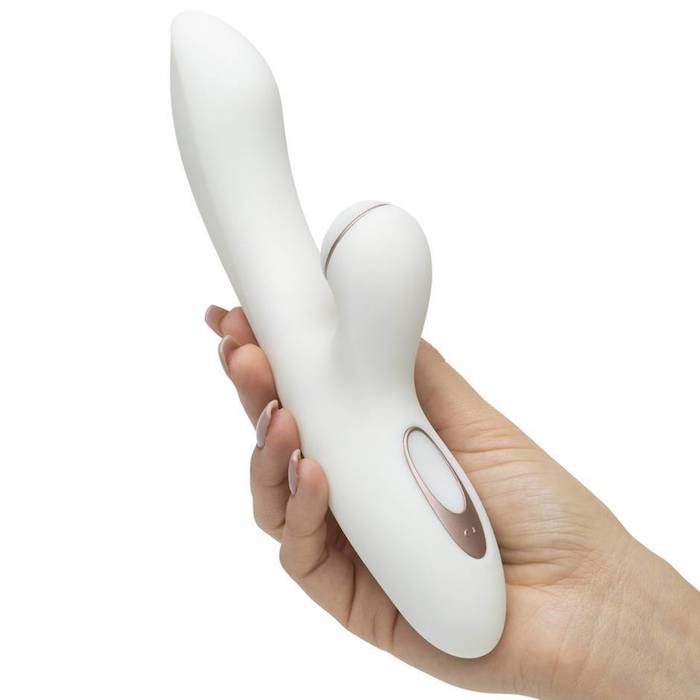 Вагинально-клиторальный стимулятор Satisfyer Pro G-spot Rabbit в руке