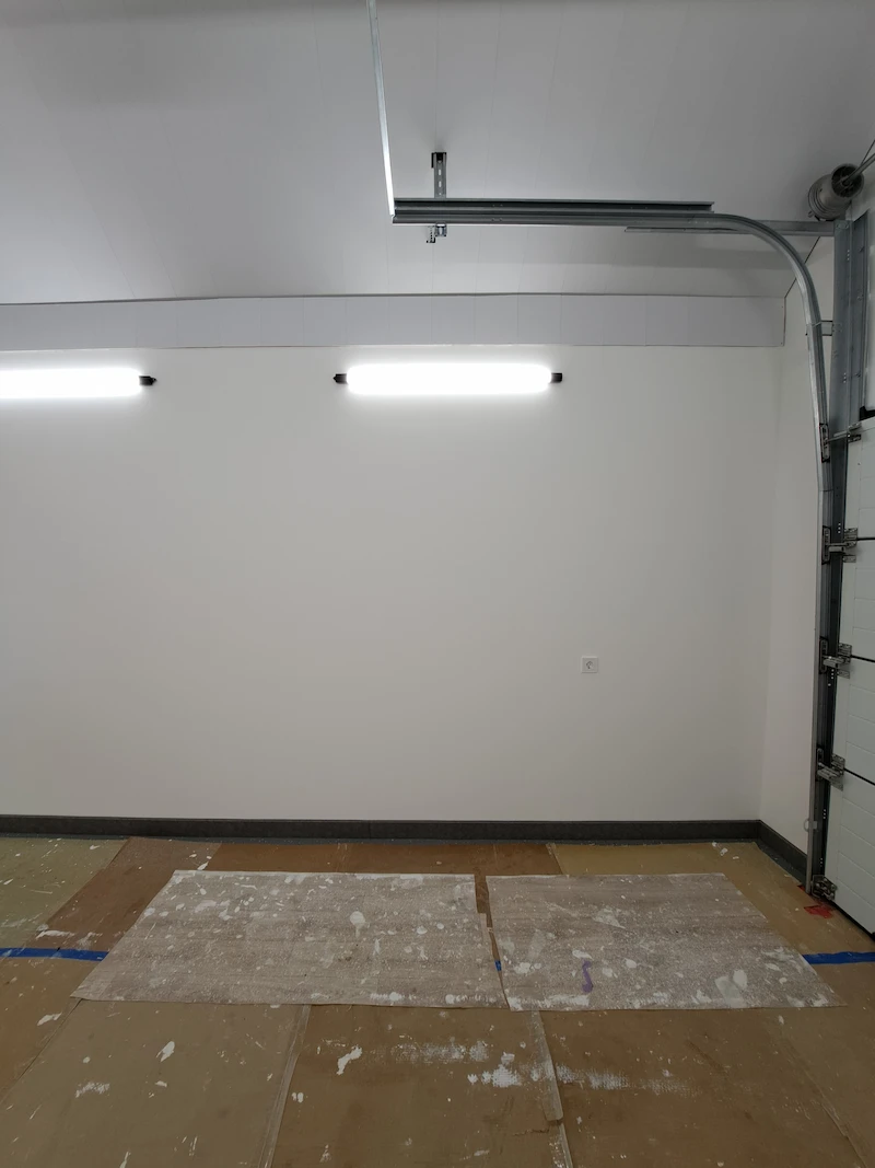 Узкий гараж вид от ворот