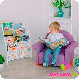 Мальчик читает книжку