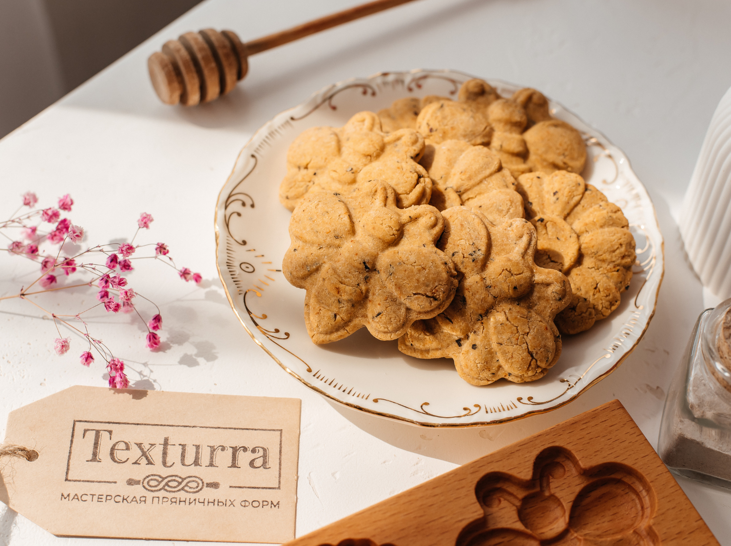 Процесс приготовления безглютеновых крекеров в деревянной форме Текстурра