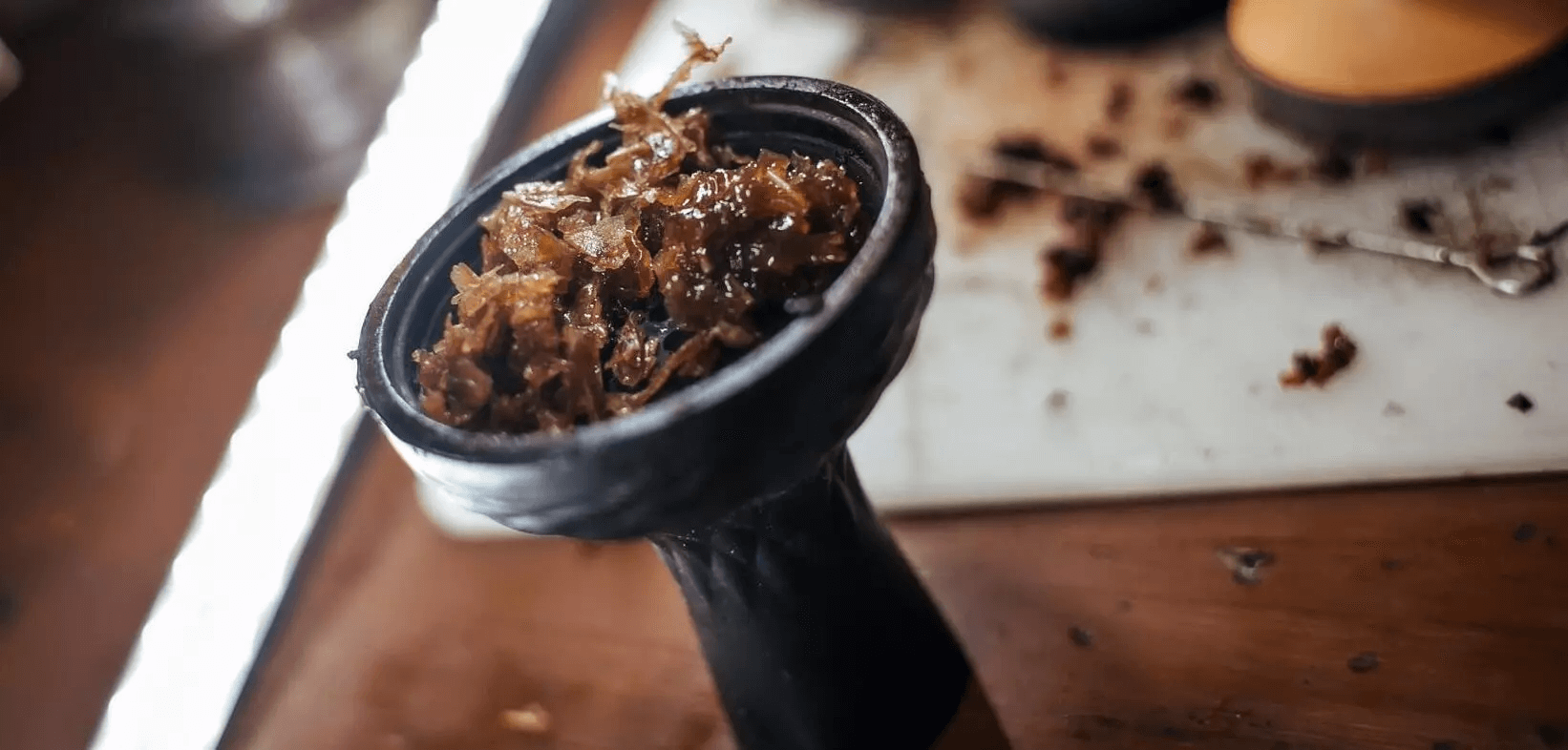 Забивание чаши табаком