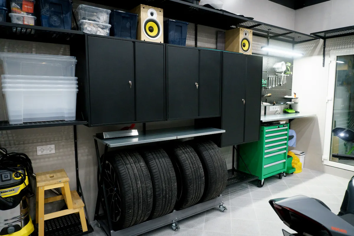 Хранение колес и шкафы для вещей