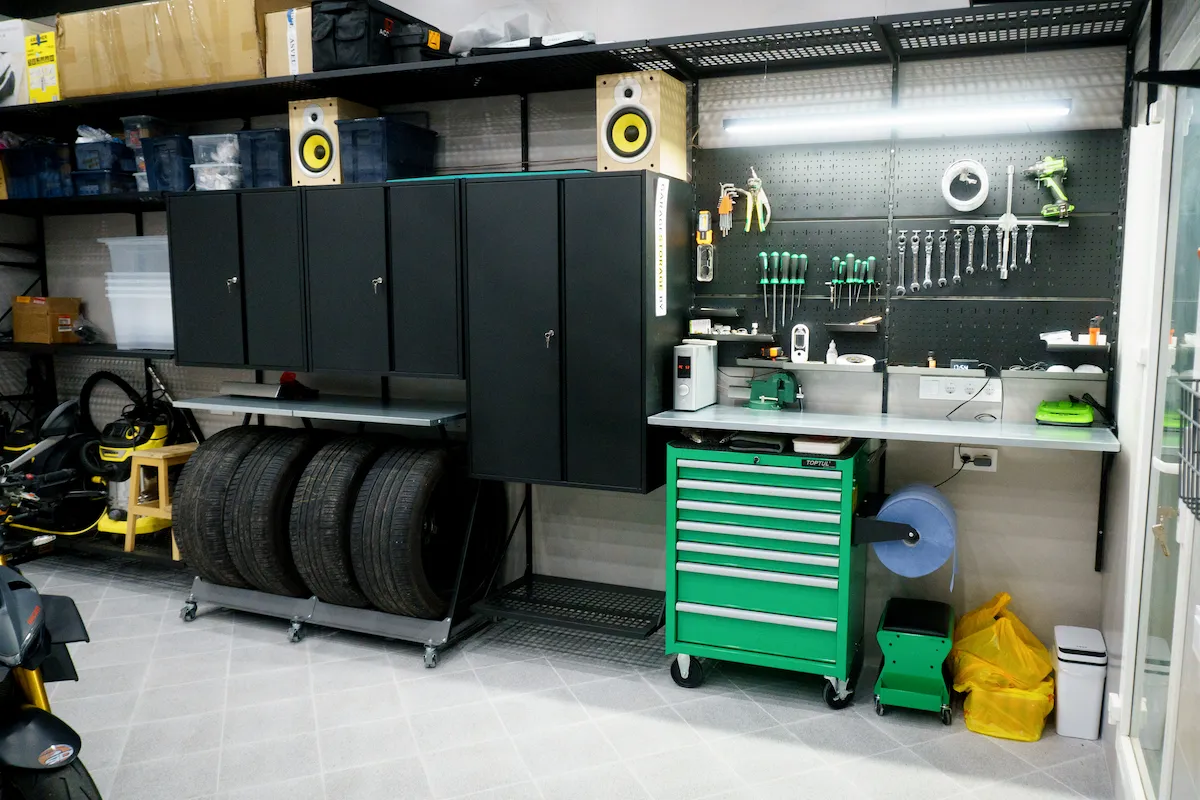 Организация рабочей зоны: складной верстак и перфопанели