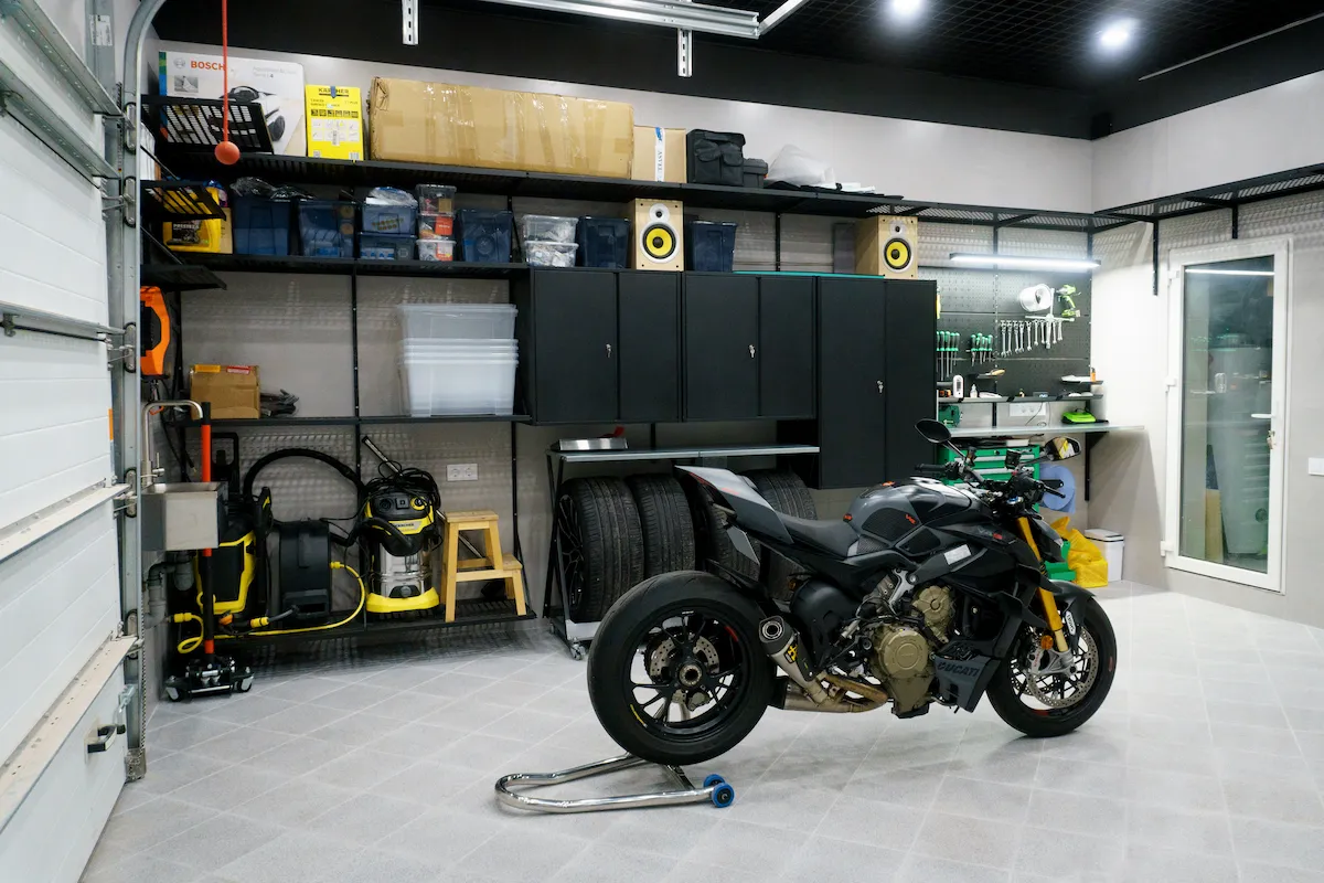 Черная система хранения IF с металлическими шкафами в гараже