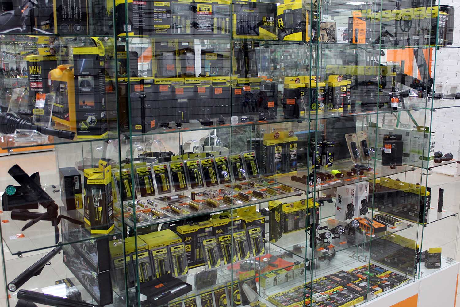 Зарядные устройства и аккумуляторы для фонарей в магазине "ШТУРМ"