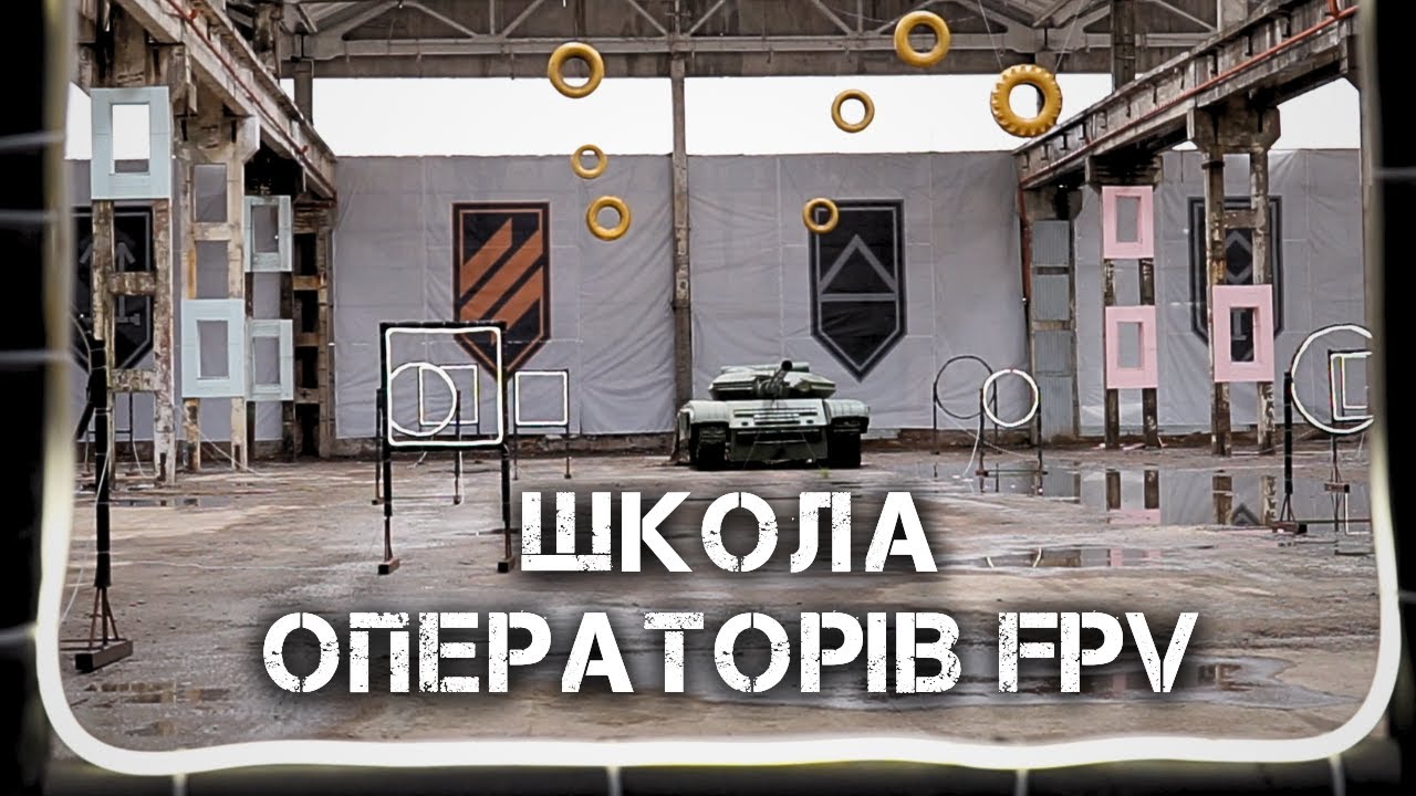 группа студентов с пультами управления дронами на учебном полигоне, инструктор показывает экран планшета группа студентов с пультами управления дронами на учебном полигоне, инструктор показывает экран планшета