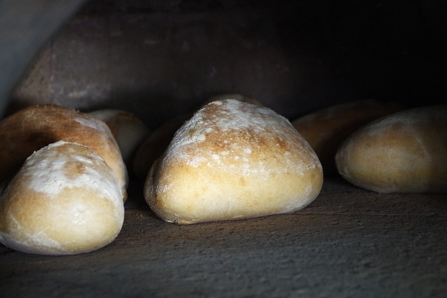 Почему трескается хлеб. Потрескавшиеся булочки. Дефекты хлебных изделий. Хлеб в хлебопечке лопается при выпечке. Почему трескаются пироги при выпечке.