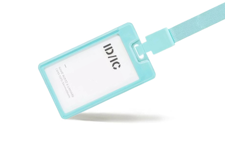 Пластиковые бейджи на шнурке