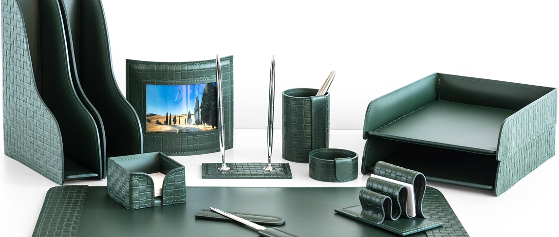 Настольный набор из зеленой кожи treccia