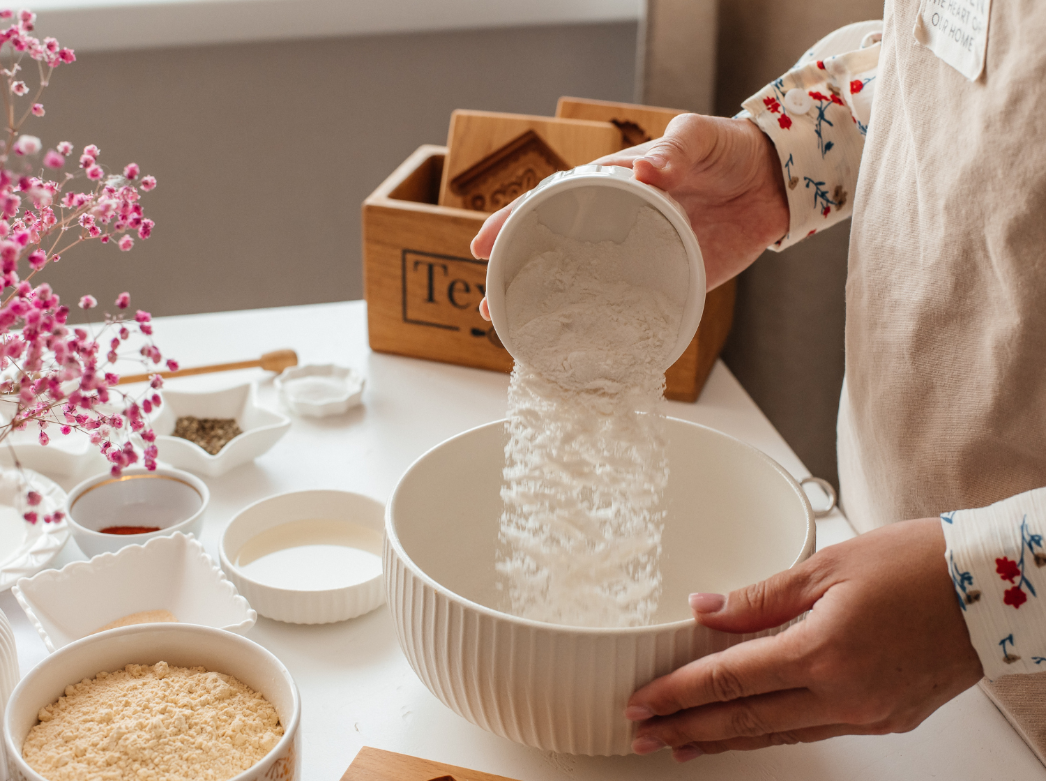 Процесс приготовления безглютеновых крекеров в деревянной форме Текстурра