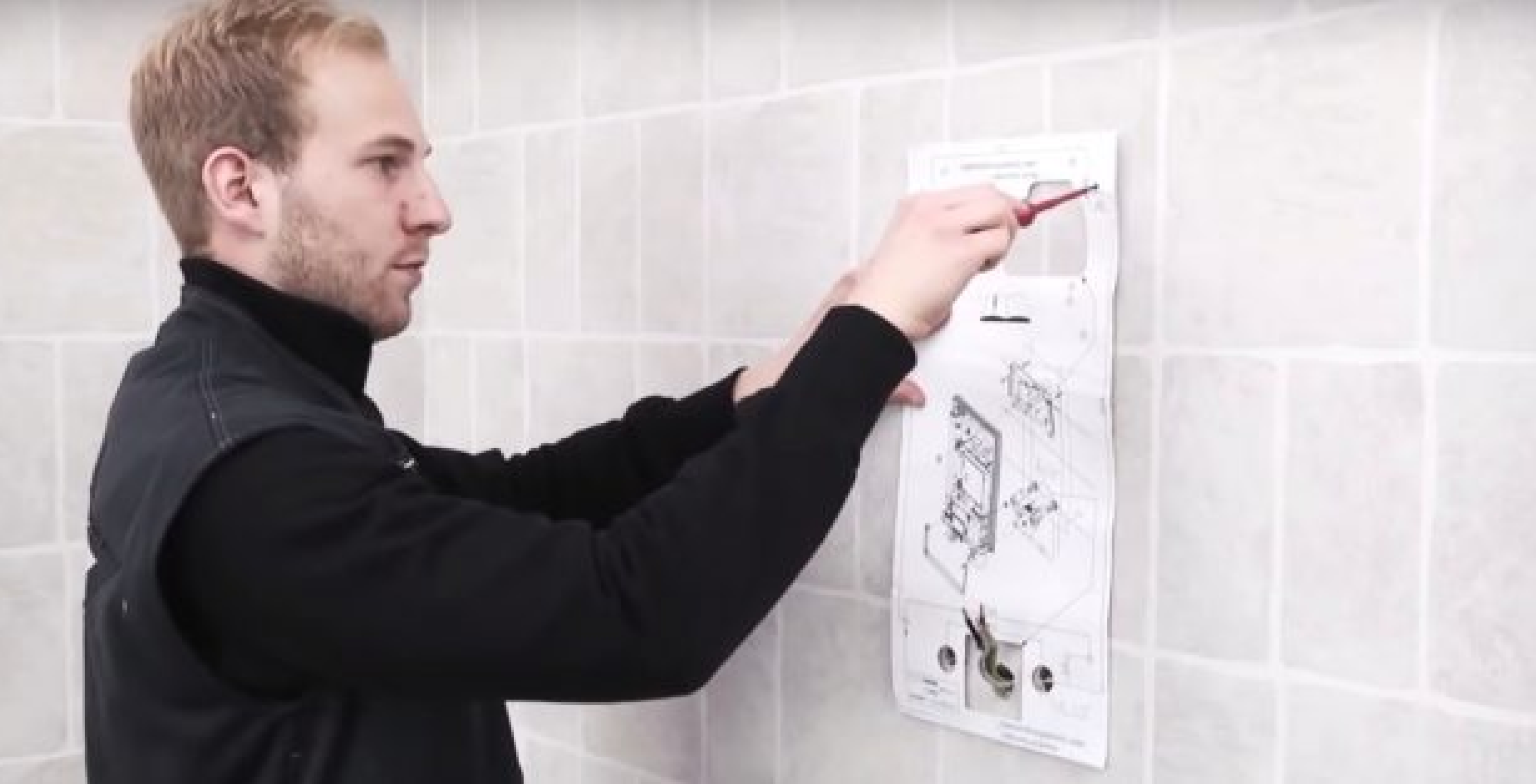Закрепите водонагреватель