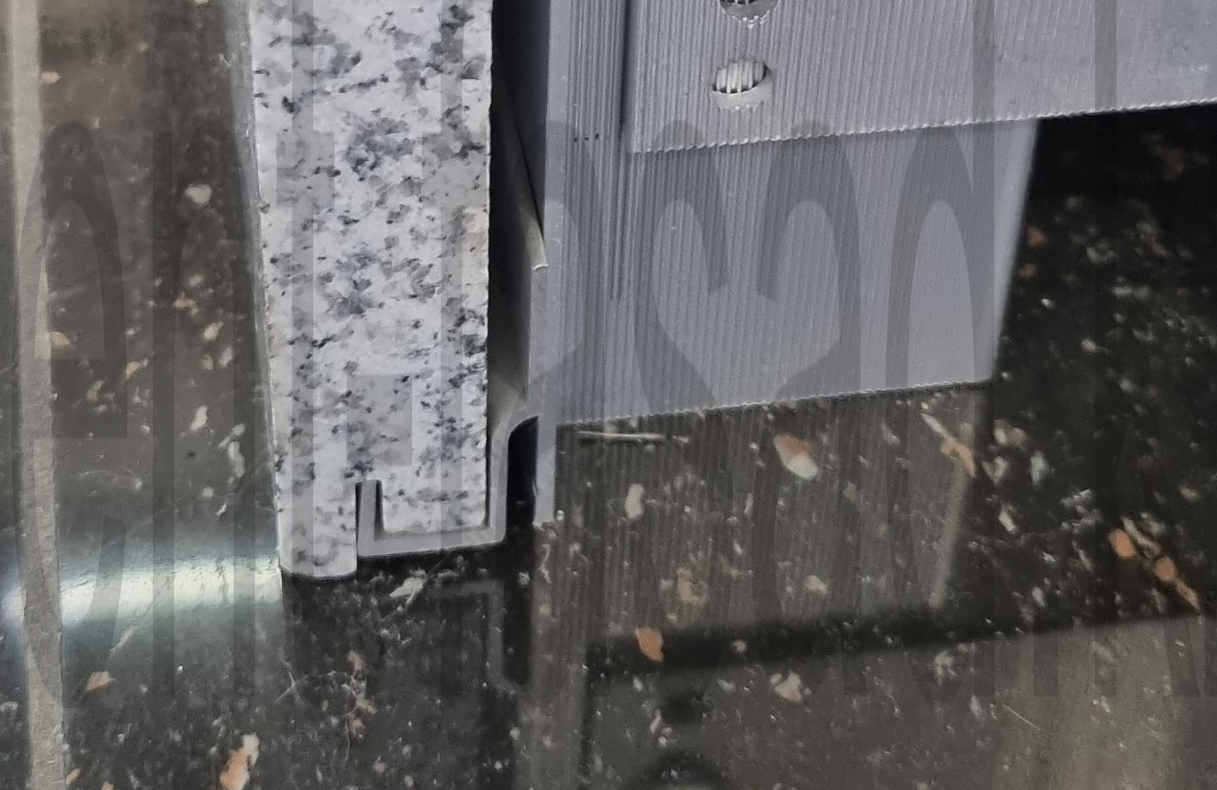 Фасад жилого дома, облицованный плитами из натурального камня на вентфасаде