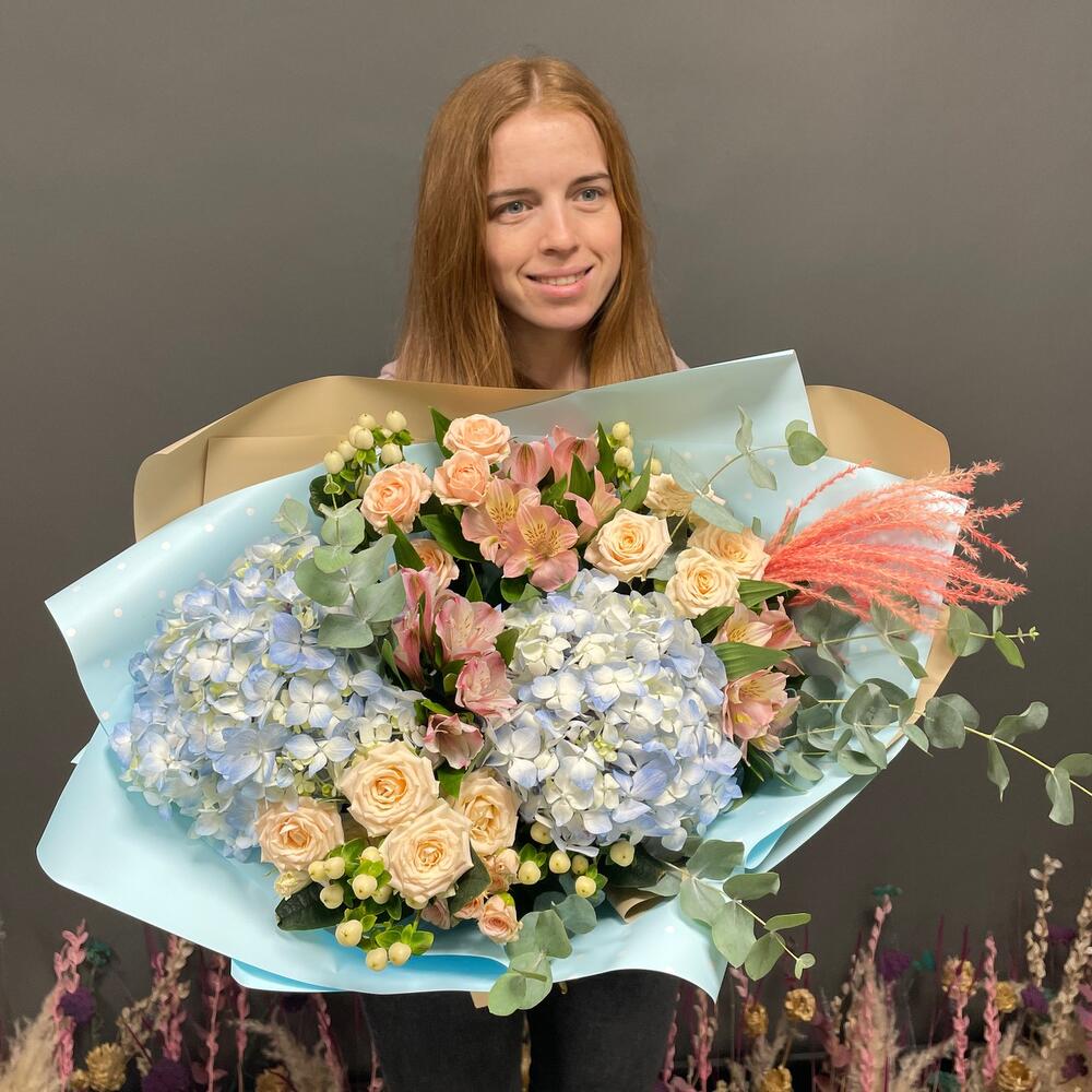 Букет цветов с папоротником