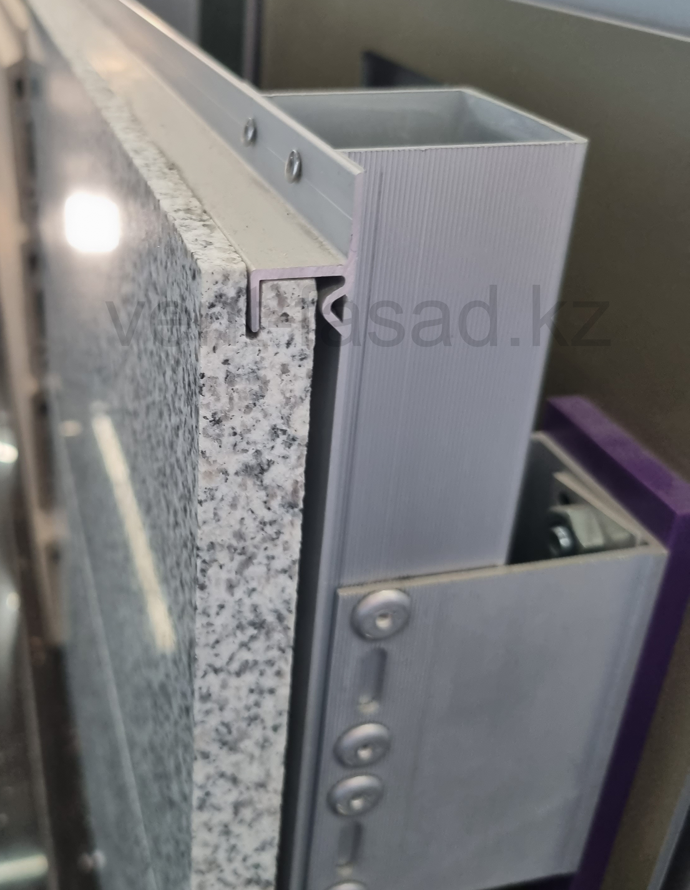 Современный фасад бизнес‑центра, облицованный плитами из натурального камня