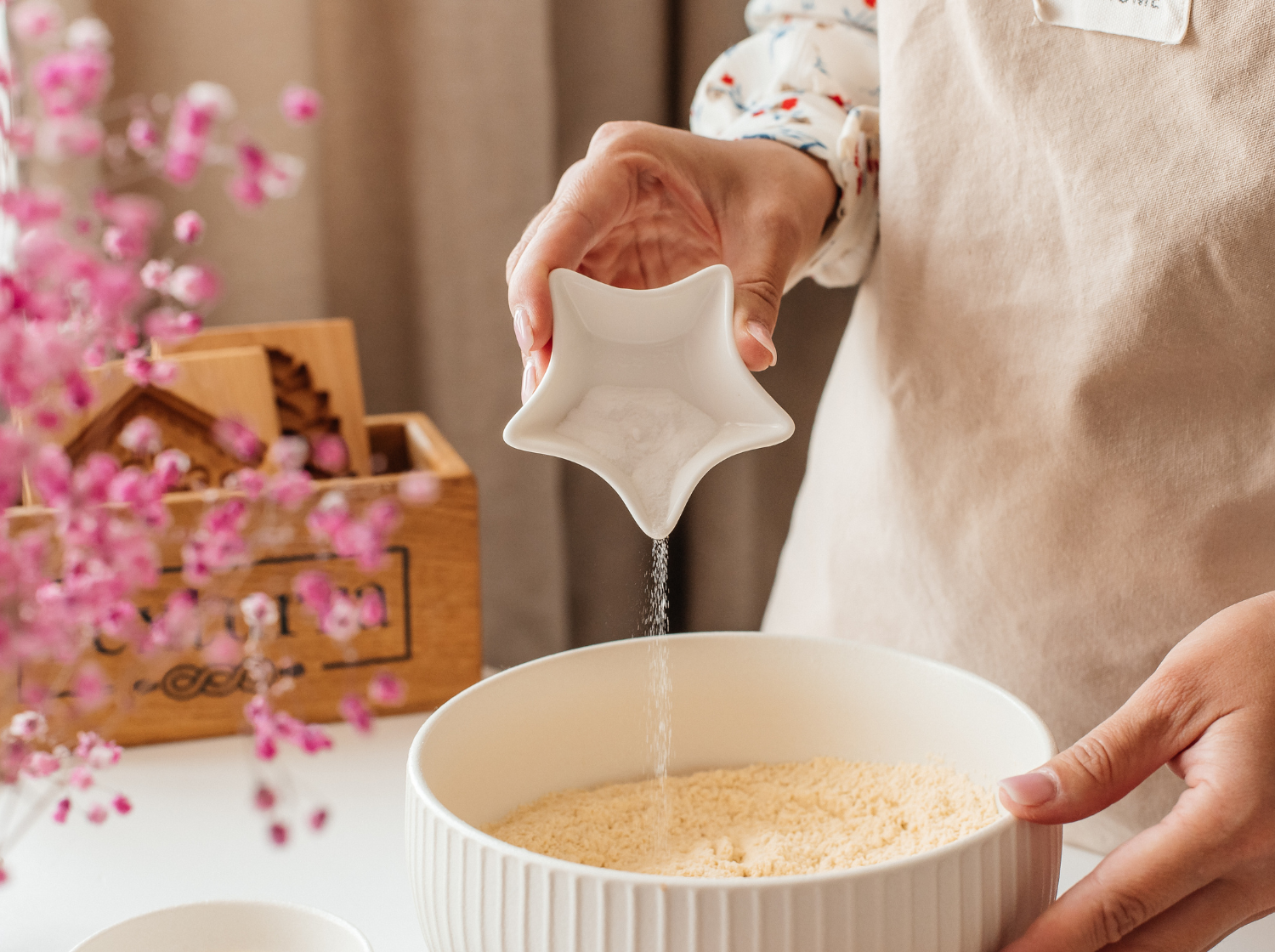 Процесс приготовления безглютеновых крекеров в деревянной форме Текстурра