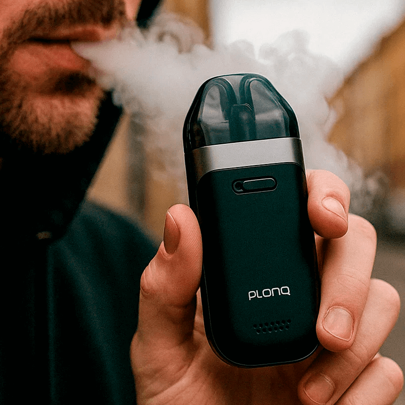Человек курит Plonq Meta Smart