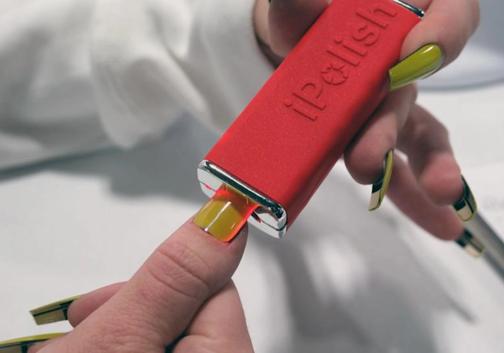 iPolish меняющие цвет ногти CES 2026