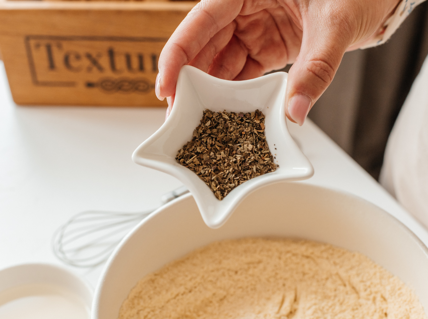 Процесс приготовления безглютеновых крекеров в деревянной форме Текстурра