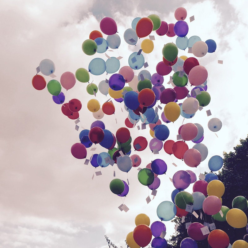 Воздушные шары - классическое украшение праздника