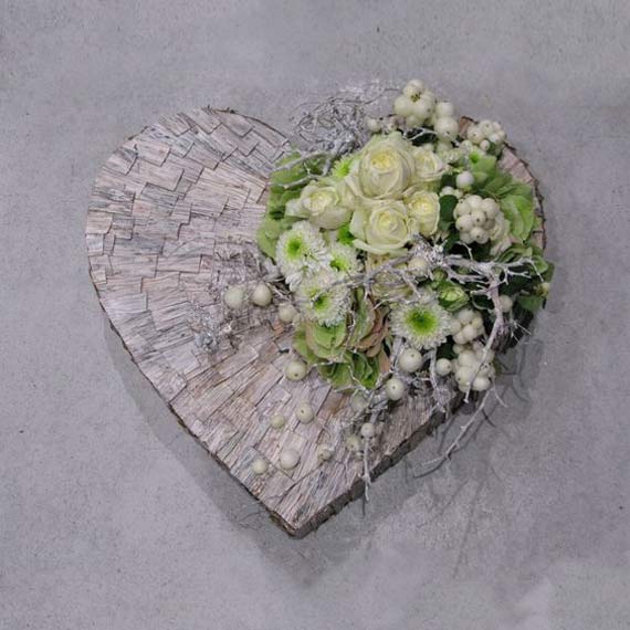 Флористическая композиция на сердце из пенопласта