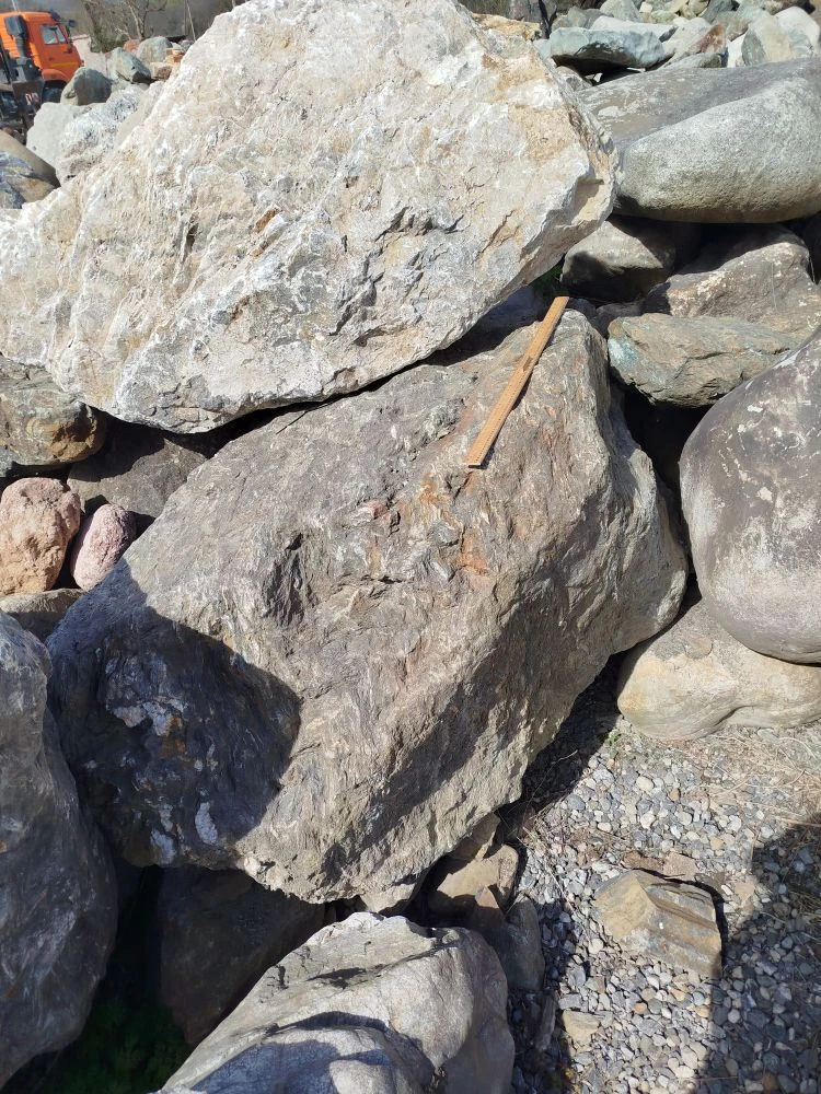 1 Валун гигант Казбек диабаз Высота 1м, Ширина 1.3м, Длина 2.8м