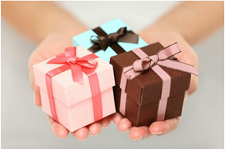 Как правильно принимать подарки: этикет и психология дарения