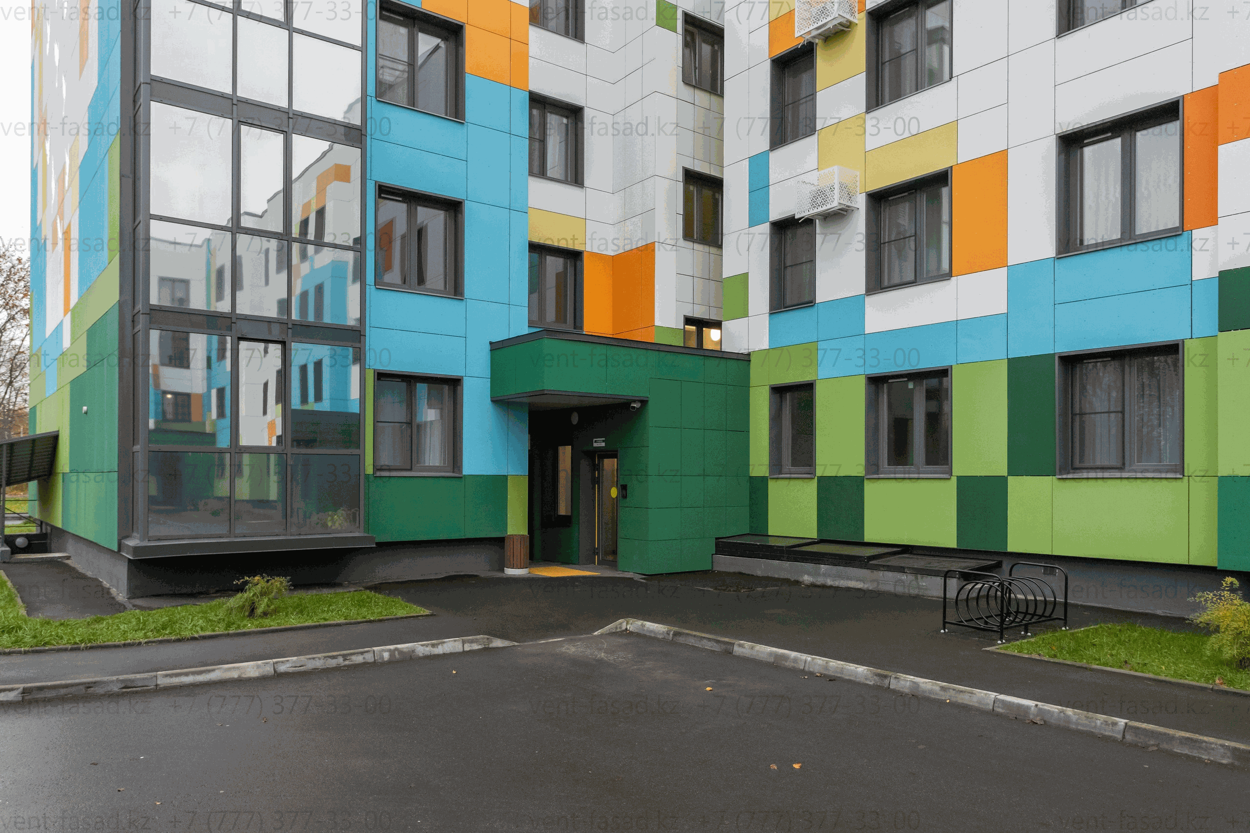 Фрагмент BIM‑модели вентилируемого фасада с фиброцементными панелями на подсистеме REVENTAL