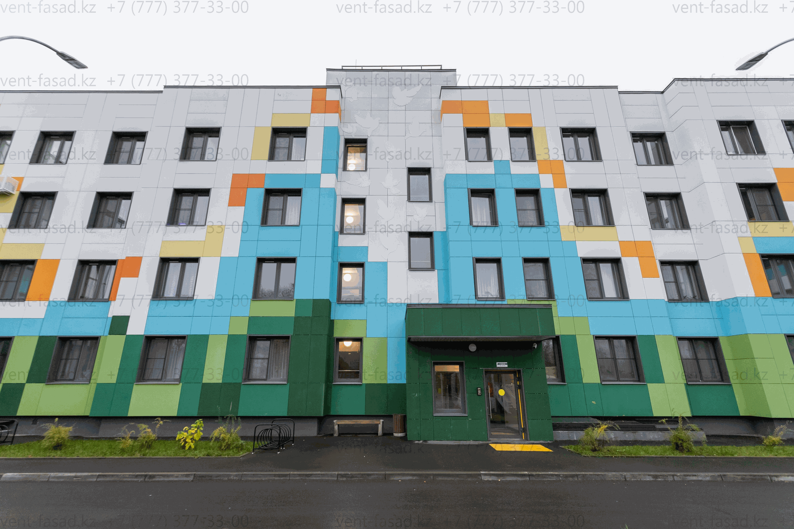 Фасад с сочетанием фиброцементных панелей и фасадных кассет на подсистеме REVENTAL