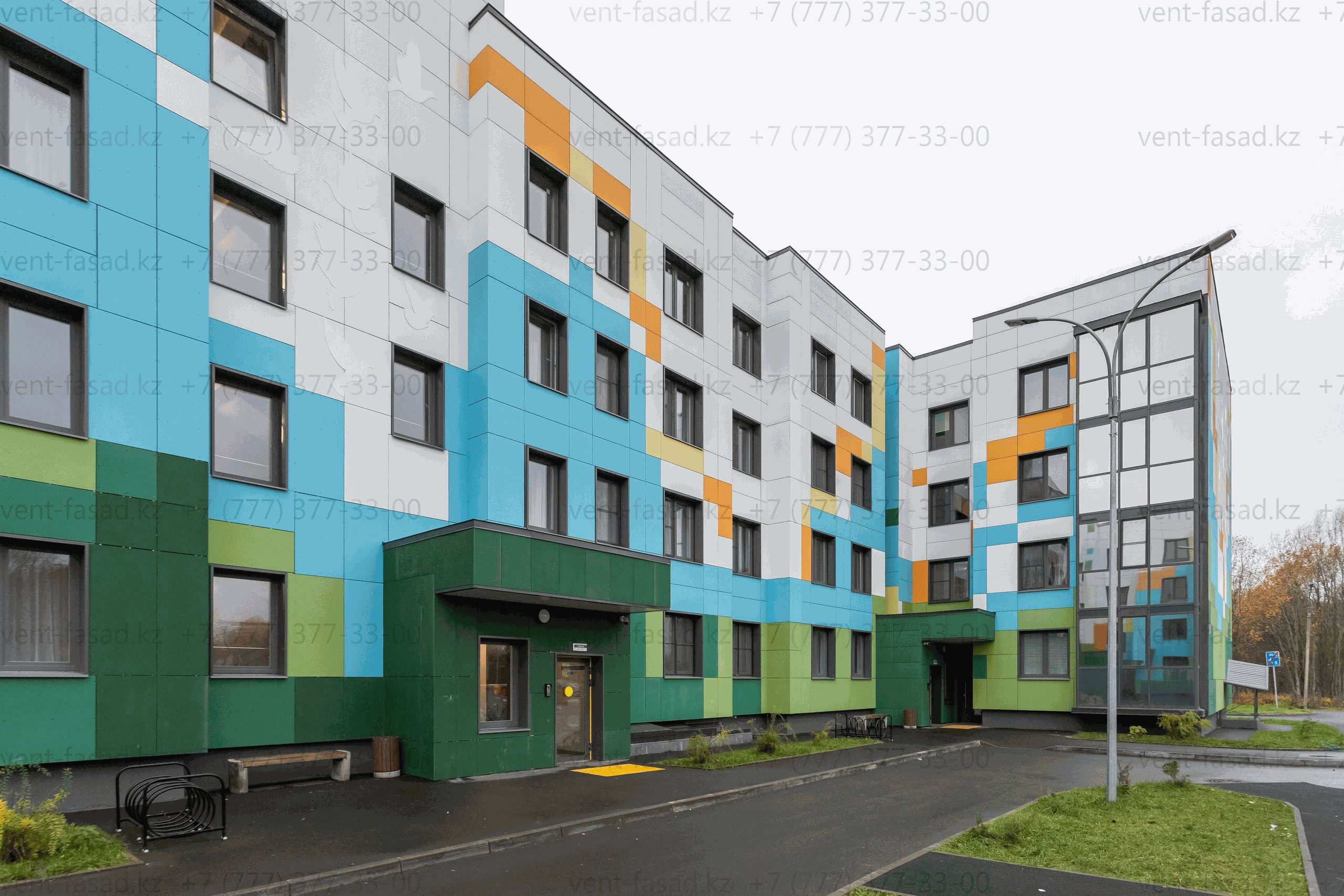 Фасад жилого комплекса с фиброцементными панелями на вентфасаде REVENTAL