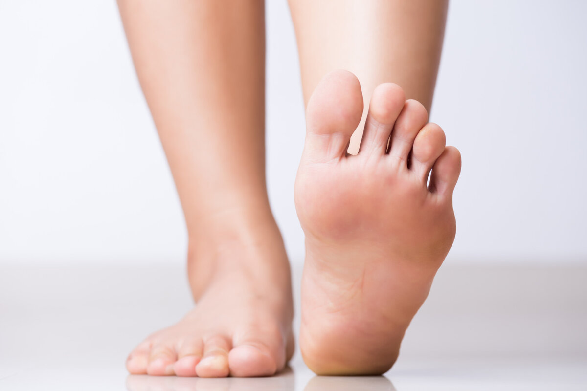 Огрубевшая кожа стоп, пяток и пальцев ног - как почистить пятки в домашних условиях