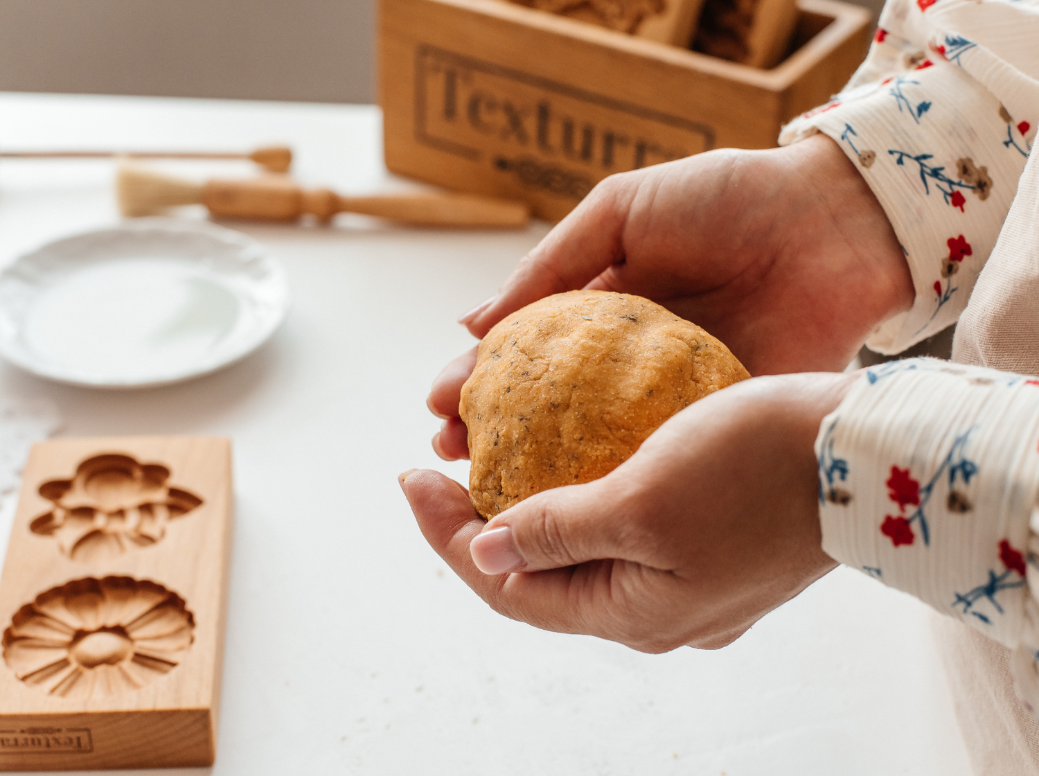 Процесс приготовления безглютеновых крекеров в деревянной форме Текстурра