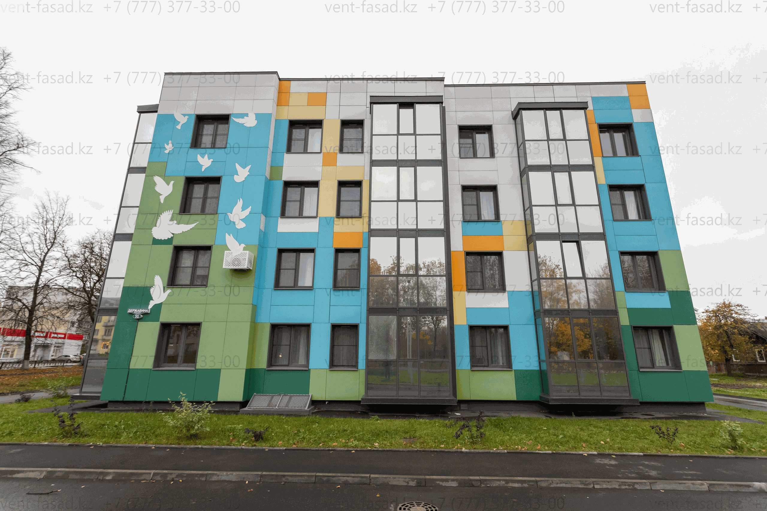 Современное здание с облицовкой вентфасада фиброцементными панелями на подсистеме REVENTAL