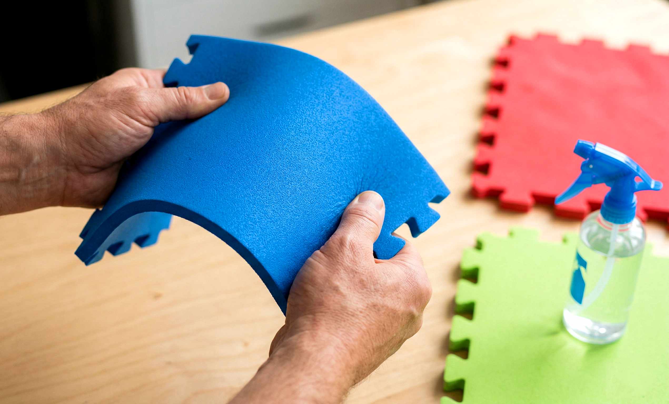 Проверка образца напольного покрытия перед покупкой