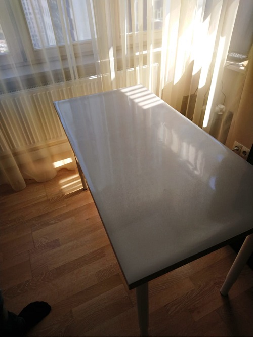 Рифленная скатерть на белом столе 