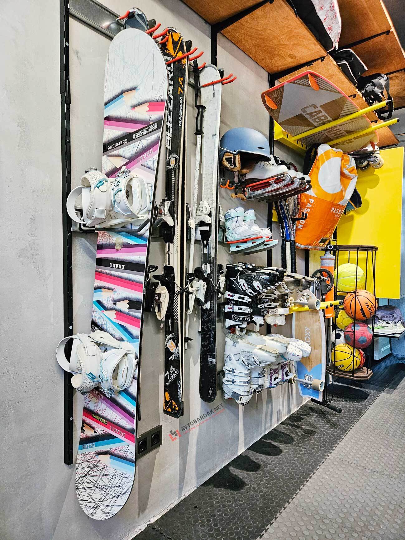 Лыжи в гараже