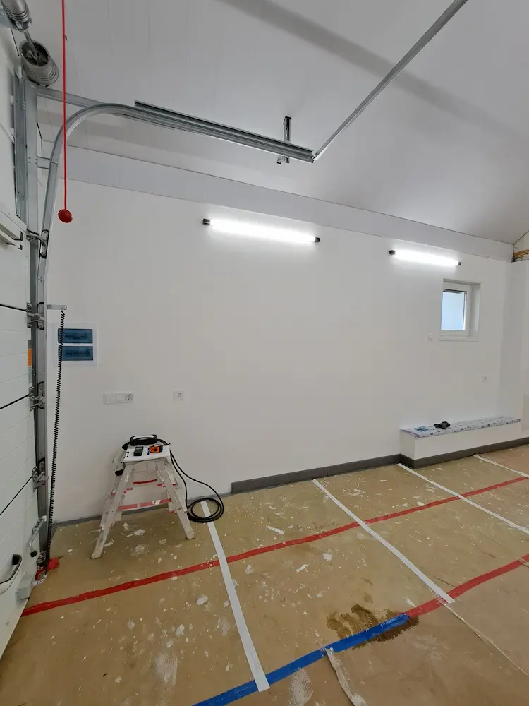 garage-before-renovation-empty-wall-1 Гараж до установки системы хранения — пустая стена перед монтажом полок