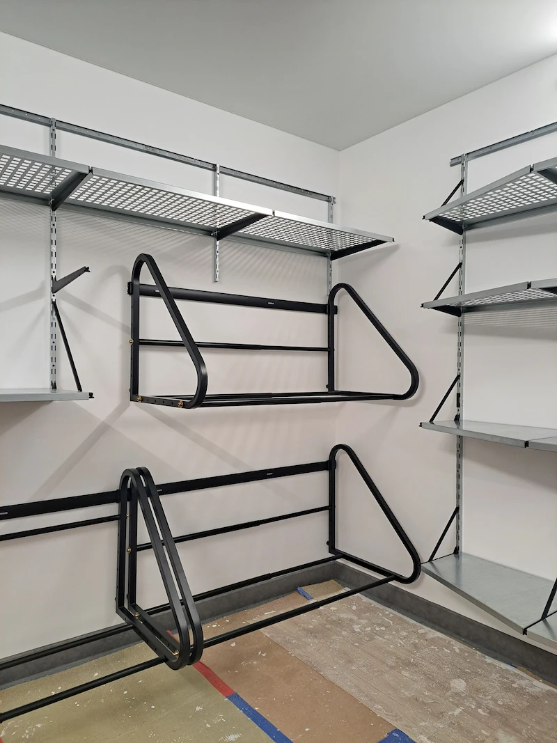 Металлические стеллажи для гаража вид сбоку